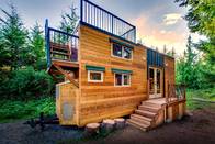 Mountaineer Tiny Home with Rooftop Deck những ngôi nhà nhỏ tốt nhất airbnb trong hệ thống khung thép đo nhẹ