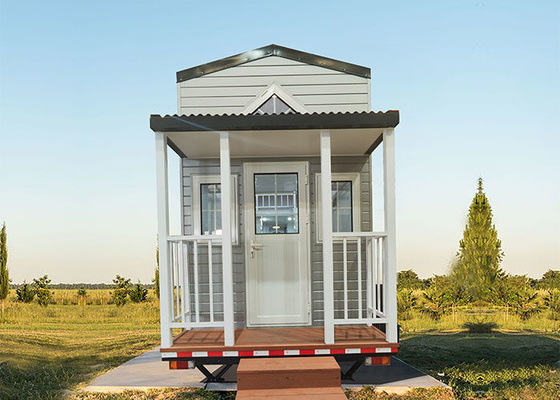 Ngôi nhà nhỏ Prefab khung thép làm sẵn có xe kéo trên bánh xe Những ngôi nhà nhỏ để bán