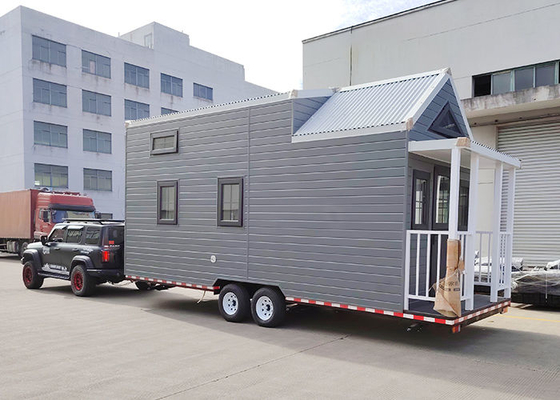 EU/AU/USA Standard Prefabricated Modular Home Tiny Home On Wheels With Three Bedrooms In A Backyard