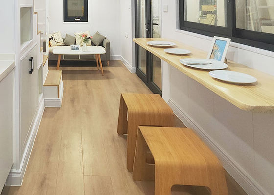 Nhà nhỏ trên bánh xe với phòng ngủ và phòng tắm sẵn sàng để vận chuyển