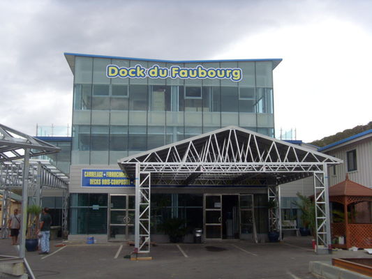 Nhà để xe kim loại chống cháy bằng thép nhẹ tiền chế màu xám trại tiền chế có thể gập lại