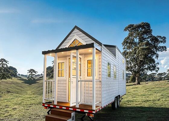 Nhà di động Alanber Tiny House On Wheels có phòng ngủ và phòng tắm